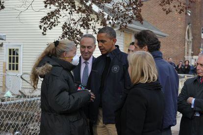 El presidente de Estados Unidos, Barack Obama, escucha a una mujer afectada por Sandy. 