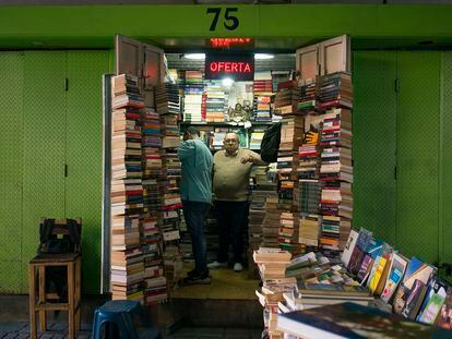 La librería de Francisco Suárez bajo el puente de Fuerzas Armadas en Caracas, Venezuela, el 21 de octubre de 2022.