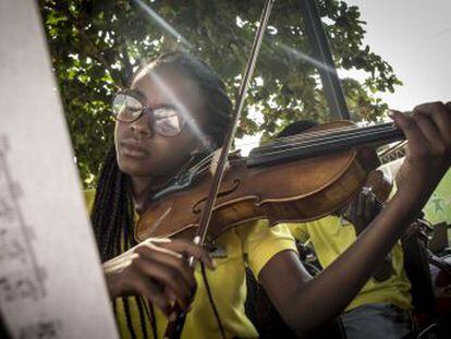 La escuela de música Kaposoka brinda la oportunidad a menores de los asentamientos informales de la capital angoleña de aprender solfeo, tocar un instrumento y alejarse de los peligros en la calle
