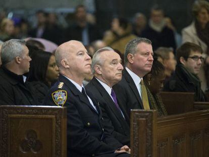 L'alcalde De Blasio (dreta), al costat del cap de policia Braton, aquest diumenge a la catedral de Nova York.
