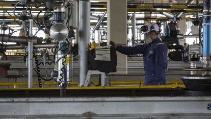 Un empleado trabaja en la refinería de Ecopetrol SA en Barrancabermeja, departamento de Santander, Colombia, en abril de 2018.