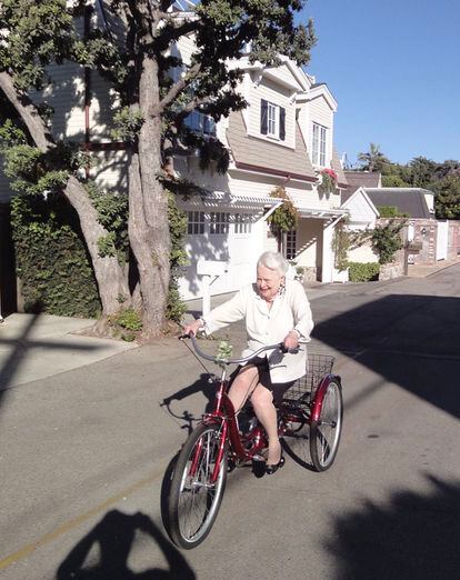 La mítica actriz Olivia de Havilland (103 años), última superviviente del reparto de Lo que el viento se llevó, también ha tirado de bicicleta tras la cuarentena, tal y como prueba esta imagen que se viralizó en redes hace unas semanas.