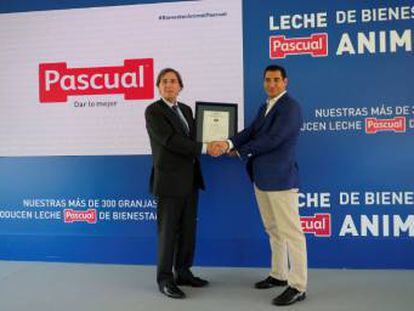 Tomás Pascual, presidente de Calidad Pascual, recibe el certificado de manos de Javier Muñoz, director de Operaciones de Conformidad de AENOR.