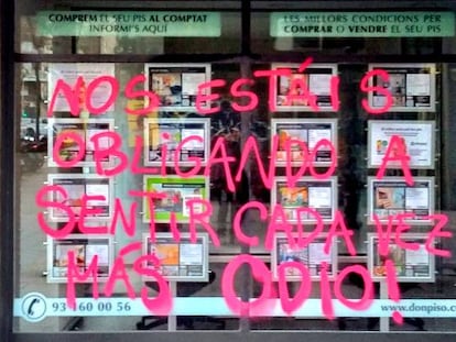 UNa pintada en una agència immobiliària de Barcelona.