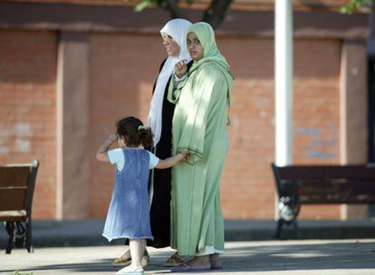 Unas musulmanas cubiertas con velo, en una calle de Tarragona el pasado miércoles.
