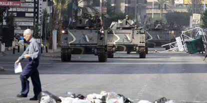 Blindados del Ejército libanés patrullan por las calles de Beirut, en octubre de 2012.