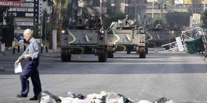 Blindados del Ej&eacute;rcito liban&eacute;s patrullan por las calles de Beirut, en octubre de 2012. 