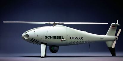 El Schiebel Camcopter s-100 mide 3,1 metros y puede llevar hasta 50 kilos de carga. Su autonomía es de seis horas.