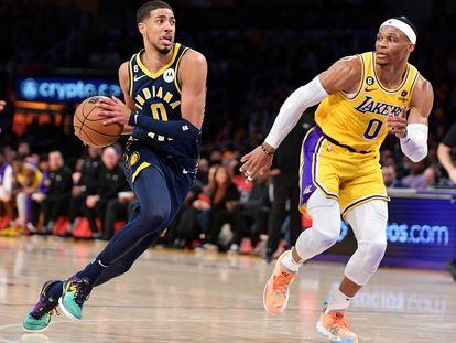 Tyrese Haliburton defiende el balón ante Russell Westbrook durante el partido entre los Pacers y los Lakers la semana pasada.