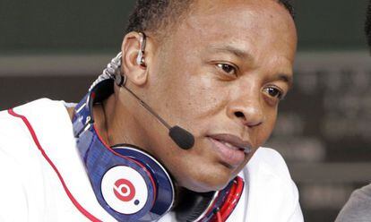 Dr. Dre con unos auriculares Beats.