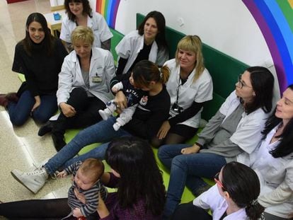  Pacientes y profesionales del Hospital de Día Madre-bebé, en Barcelona.