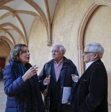 Isabel Burdiel, José Álvarez Junco y Juan Cruz en el monasterio del Carmen de Valencia.