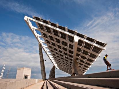 Pérgola fotovoltaica en el Forum de Barcelona.