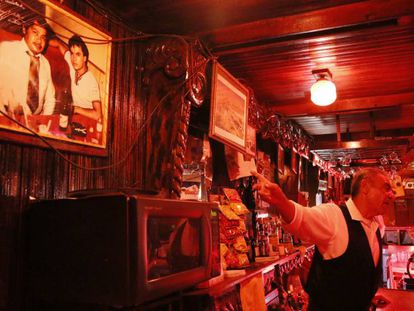 Una fotografía de Juan Gabriel se muestra en el Bar Don Félix, mismo lugar al que solía acudir