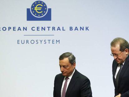 Mario Draghi, presidente del BCE, y Vitor Constancio, vicepresidente, ayer, despu&eacute;s de la conferencia de prensa.