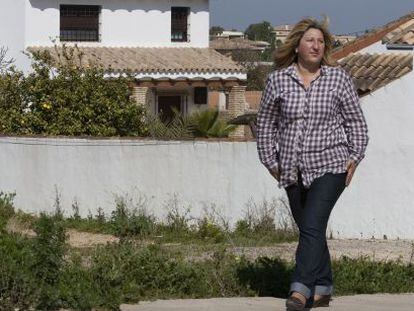 Marisol Ayala, del PVRE, ante las viviendas ilegales de Los Borreguitos, en Chiclana