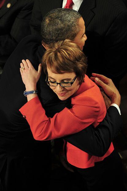 Obama abraza a la congresista Gabrielle Giffords, herida de gravedad en un tiroteo hace un año.