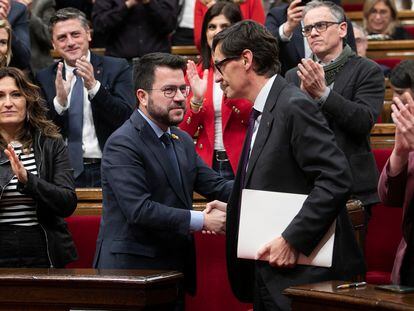 El presidente Pere Aragones y el lider de la oposición, Salvador Illa, se estrechan la mano al aprobarse los Presupuestos de 2023, en marzo del año pasado.