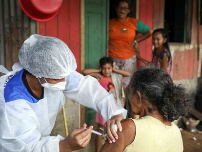 Una mujer recibe la primera dosis de la vacuna de AstraZeneca, en Manacapuru (Brasil), el 1 de febrero.