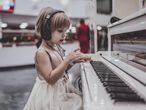 La música, en la primera etapa de la vida, es esencial, ya que los beneficios no solo se centran en el desarrollo de la inteligencia musical.