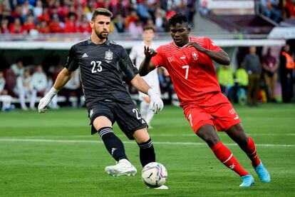 Unai Simón trata de cortar un avance del delantero suizo Embolo durante el Suiza-Espña (0-1) disputado el pasado jueves en Ginebra.