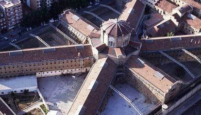 Vista aérea del panóptico y las galerías de la cárcel Modelo de Barcelona, que ocupaba dos manzanas del Eixample.