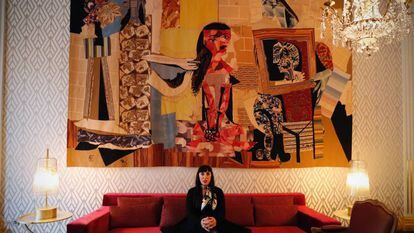Rossy de Palma, madrina de la temporada cultural francesa del Instituto Francés, bajo 'Femmes à leur toilette', uno de los tapices de Picasso.