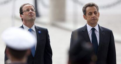 El socialista François Hollande, presidente electo de Francia y el conservador Nicolas Sarkozy, aún jefe del Estado galo, participan en un acto de homenaje a los caídos por Francia y en conmemoración del armisticio que puso fin a la II Guerra Mundial.