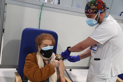 Victorina Legaz, de 100 años, recibe la primera dosis de la vacuna en el Hospital de emergencias Enfermera Isabel Zendal este miércoles.