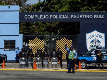 Agentes resguardan las instalaciones centrales de la Policía en Managua.