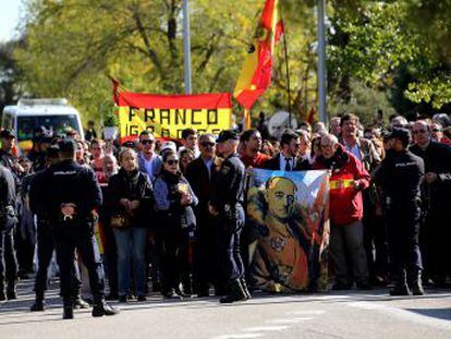 Unas 300 personas se citan en El Pardo para cantar el Cara al Sol y recibir como un héroe al golpista Tejero