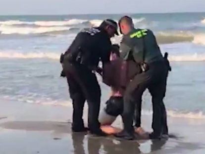 Detención de un bañista en Daimús (Valencia) por negarse a salir del agua.