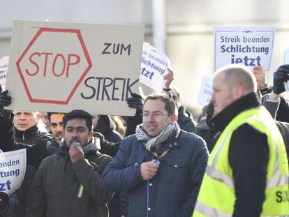 Miembros de la tripulación de tierra piden la finalización de la huelga a las puertas de la sede de Lufthansa en Fráncfort (Alemania).
