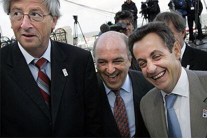 El comisario Joaquín Almunia, en el centro, junto a Jean-Claude Juncker (izquierda) y Nicolas Sarkosy .