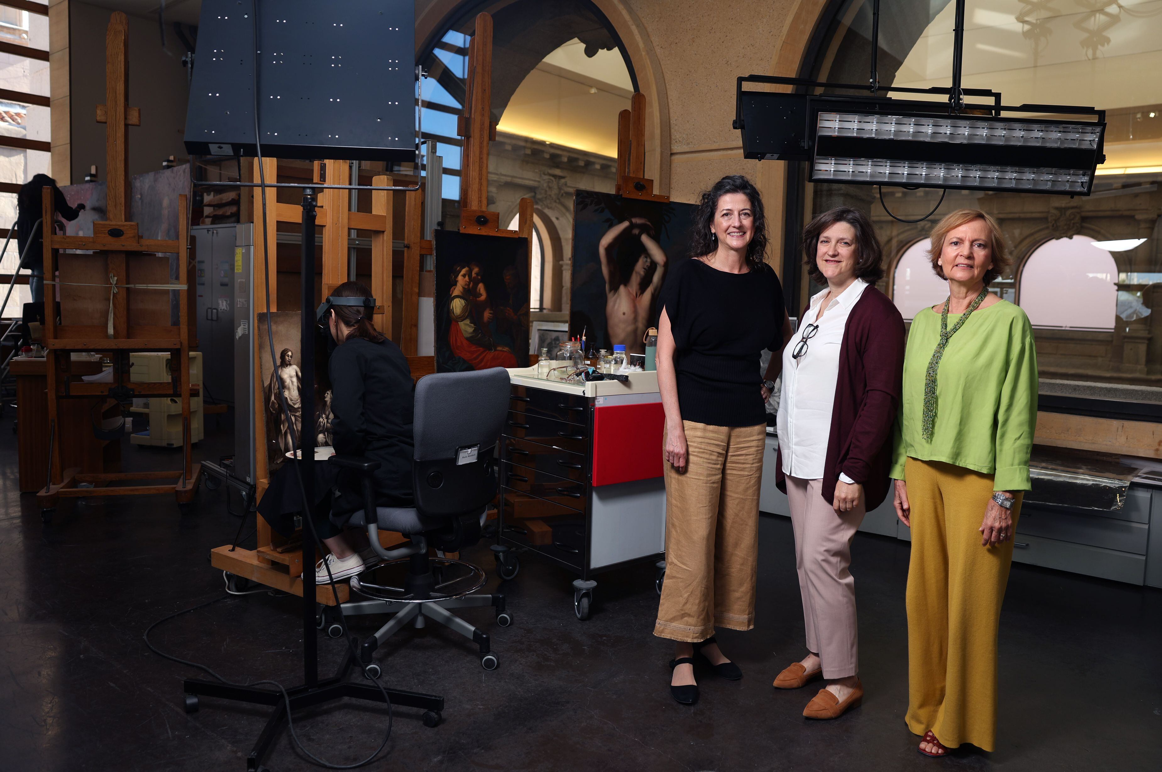 Sonia Tortajada, Isabel Bennasar y María Antonia López de Asiaín posan en una de las dependencias del Museo del Prado.