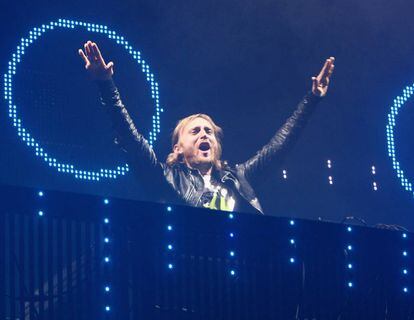 David Guetta intenta animar a la gente, enfadada después de esperar dos horas. Fue en 2011, en la Ciudad de las Artes y las Ciencias de Valencia.