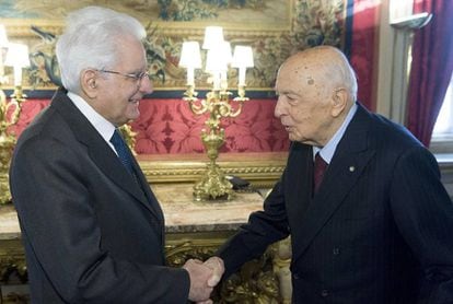 El jefe del Estado, Sergio Mattarella (izquierda) saluda a su predecesor en el cargo, Giorgio Napolitano.