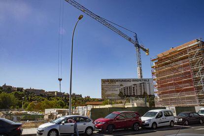 Construcción de edificios en la Vega Baja enfrente del casco histórico de Toledo. 