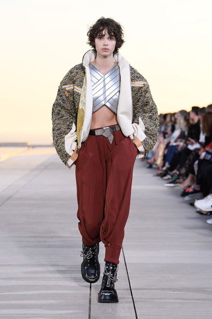 El look de Rosalía en el desfile de Louis Vuitton en París que puedes  imitar con estas prendas