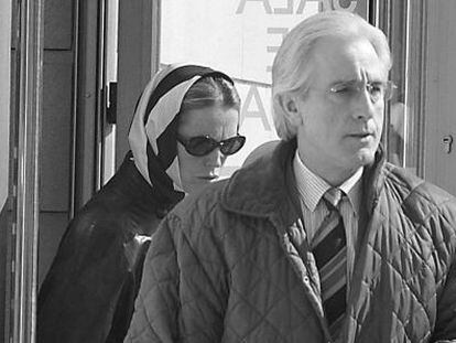 Gabriel Urralburu y Olivia Balda, su mujer, a la salida de la Audiencia de Pamplona, donde fue juzgado.