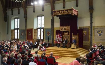 El rey Guillermo Alejandro de Holanda, junto a la reina M&aacute;xima, pronuncia su discurso durante la celebraci&oacute;n del d&iacute;a del pr&iacute;ncipe, en La Haya.