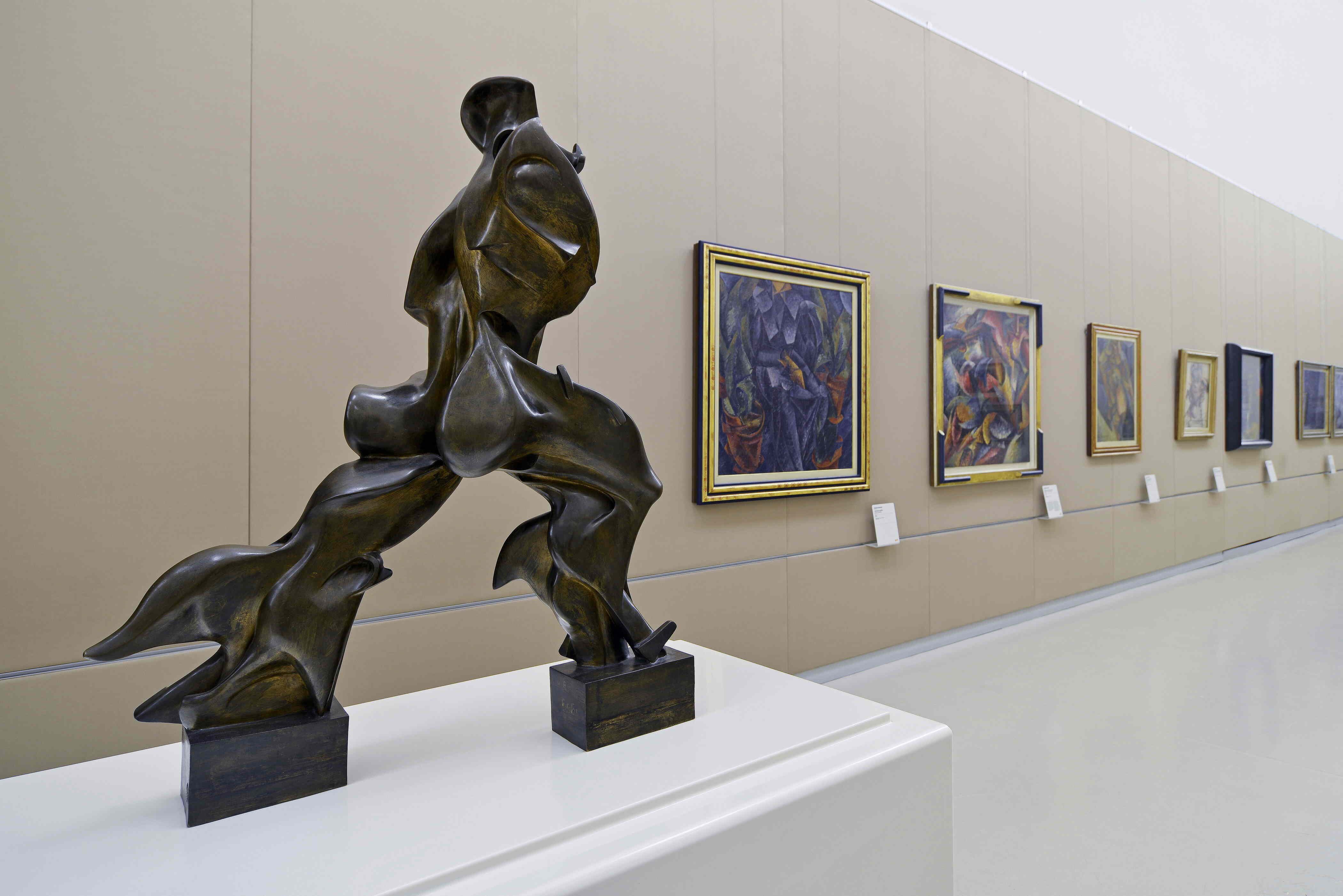 Forme uniche della continuità nello spazio, Umberto Boccioni, expuesta en Milán.