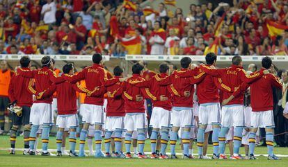 Los internacionales españoles posan abrazados durante el himno.