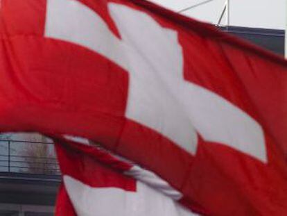 Banderas suizas ondean delante de la sede de UBS en Zúrich