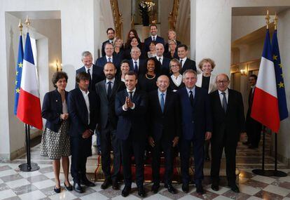 Macron posa con su primer ministro y ministros este jueves en el El&iacute;seo. 