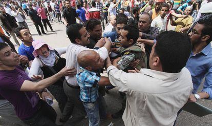 Un grupo de manifestantes zarandea a un militar a las puertas del ministerio de Defensa en El Cairo, durante la protesta organizada por activistas islamistas contra la junta militar que gobierna el país.