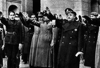 El general Francisco Franco junto a Dionisio Ridruejo, Francisco Franco Salgadoy Gamero del Castillo en el característico saludo fascista ante la tumba de José Antonio Primo de Rivera.