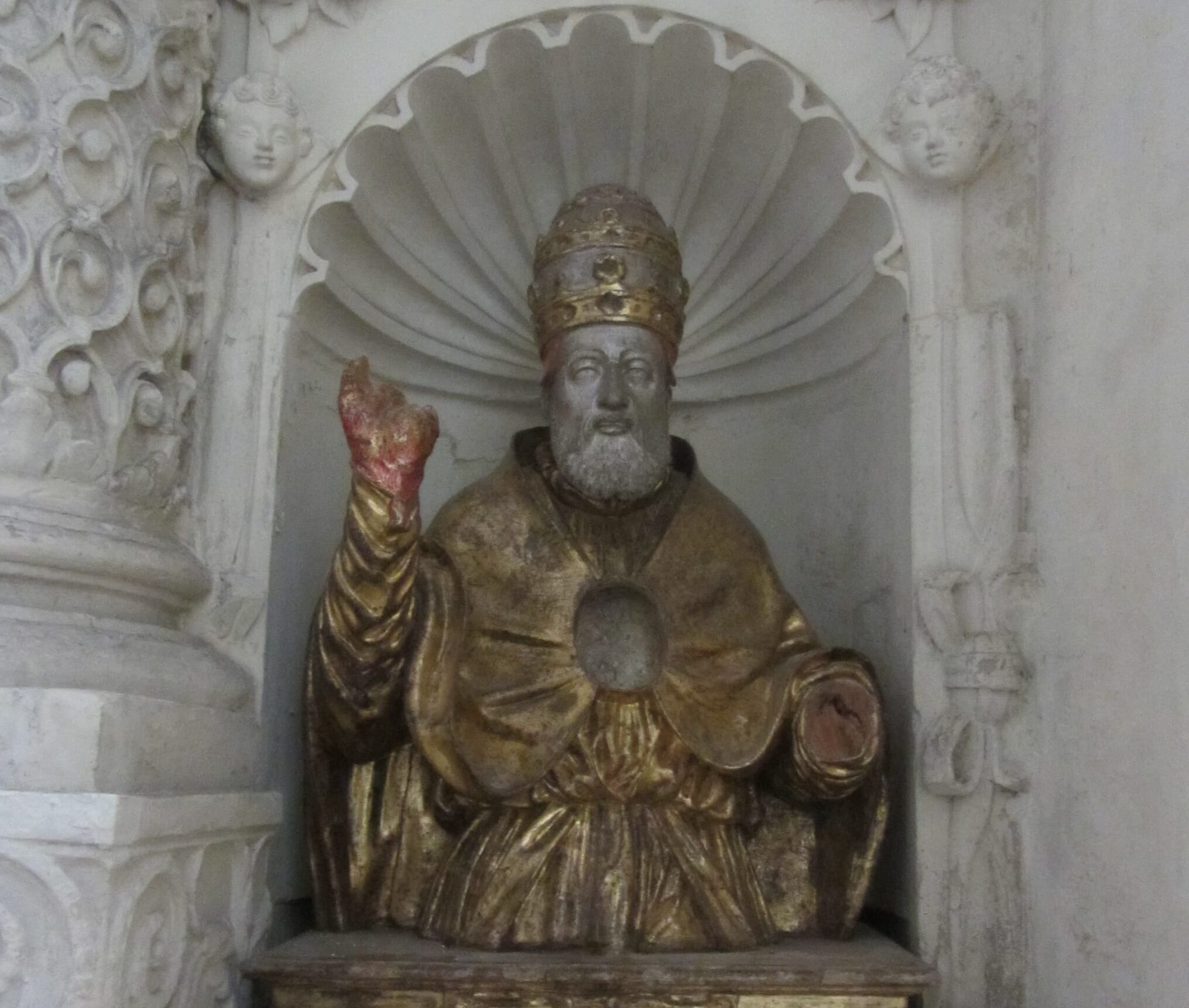 El relicario del papa san Clemente, antes de su robo en la iglesia de Gesú.