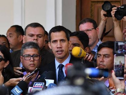 Juan Guaido habla con los periodistas este martes.