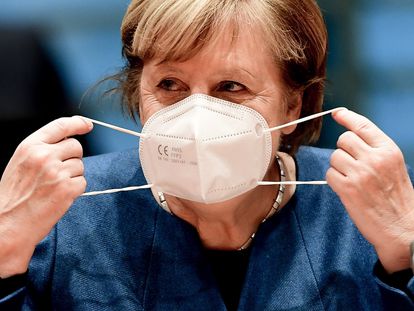 La canciller alemana, Angela Merkel, se pone la mascarilla antes del Consejo de Ministros celebrado en Berlín este miércoles.